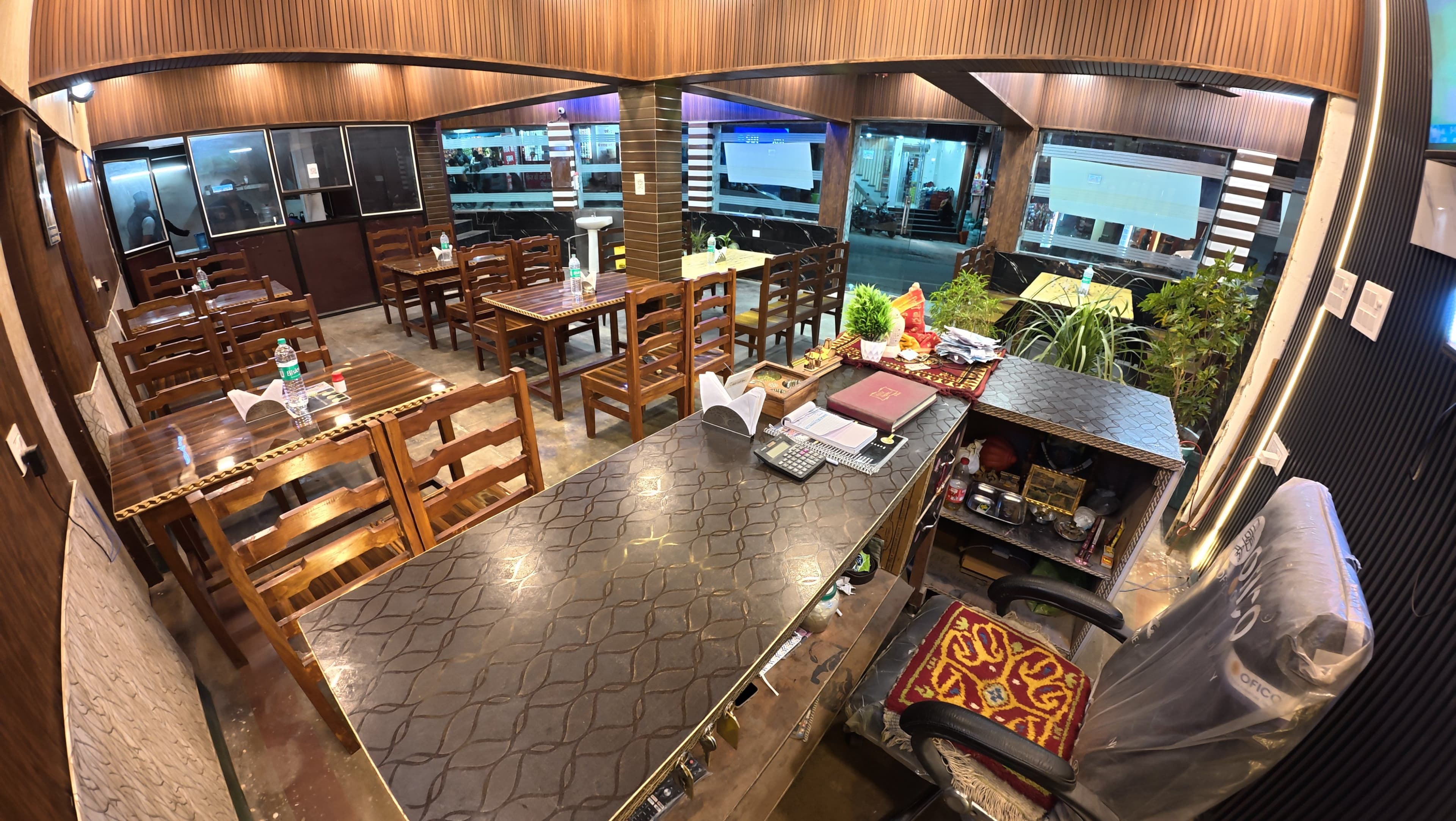 Restaurant with mountain views in Pipalkoti